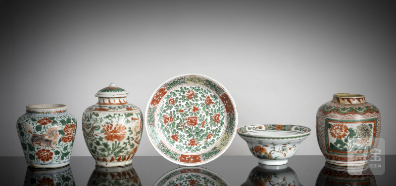 A group of three wucai jars, a bowl and a plate